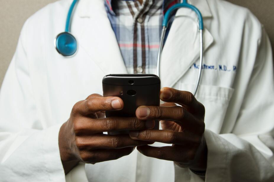 Hybride Modelle im Gesundheitswesen: Wie Gesundheitsversorger physische und digitale Leistungen gewinnbringend kombinieren