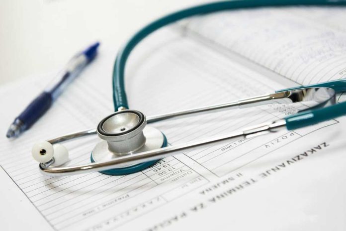 estetoscopio em um prontuario medico