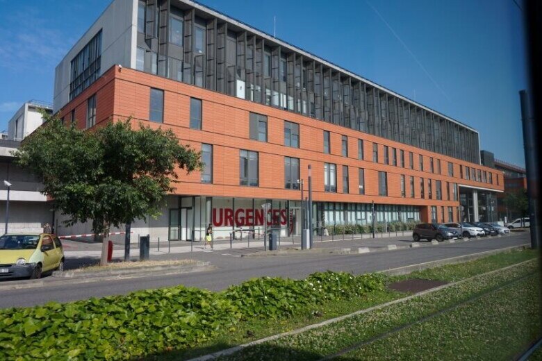 Façade du bâtiment des urgences du CHU de Toulouse